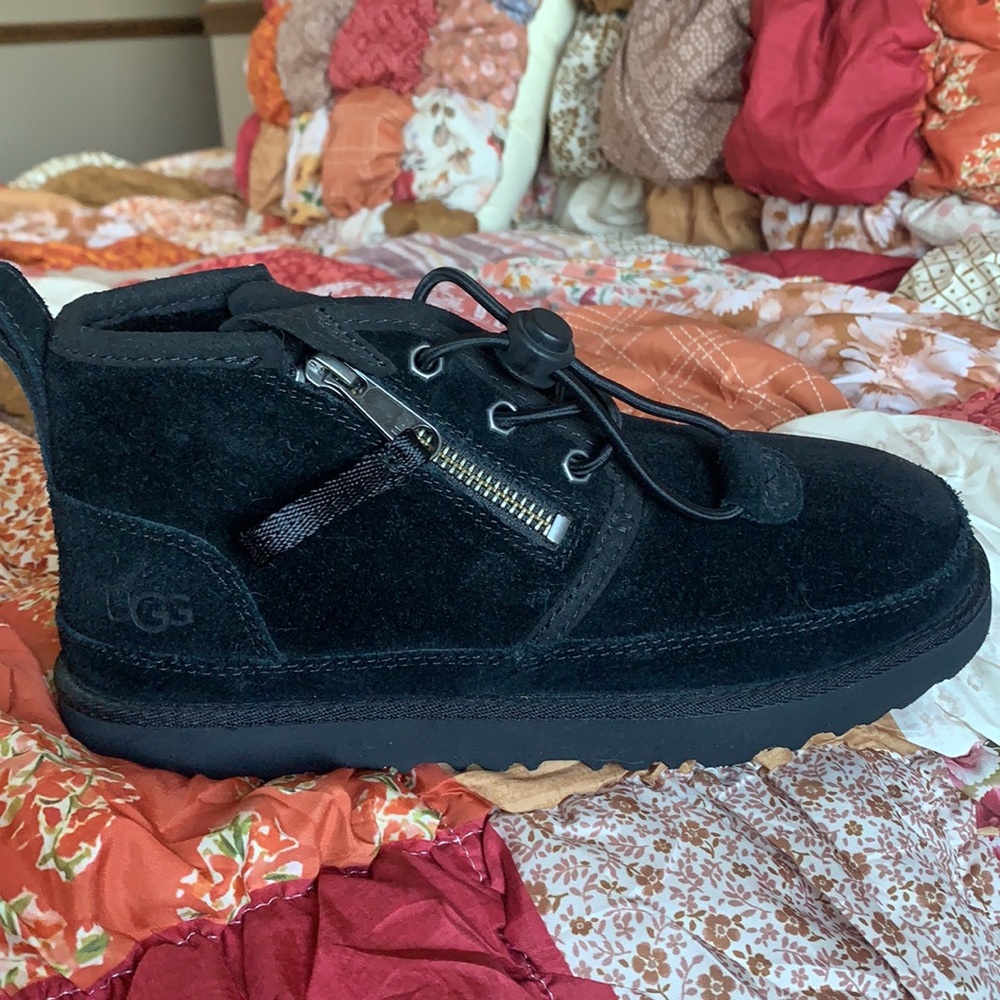 Black Ugg TREADLITE by Ugg Suede Boots Size 5 .. Brand new Never worn .. Cool